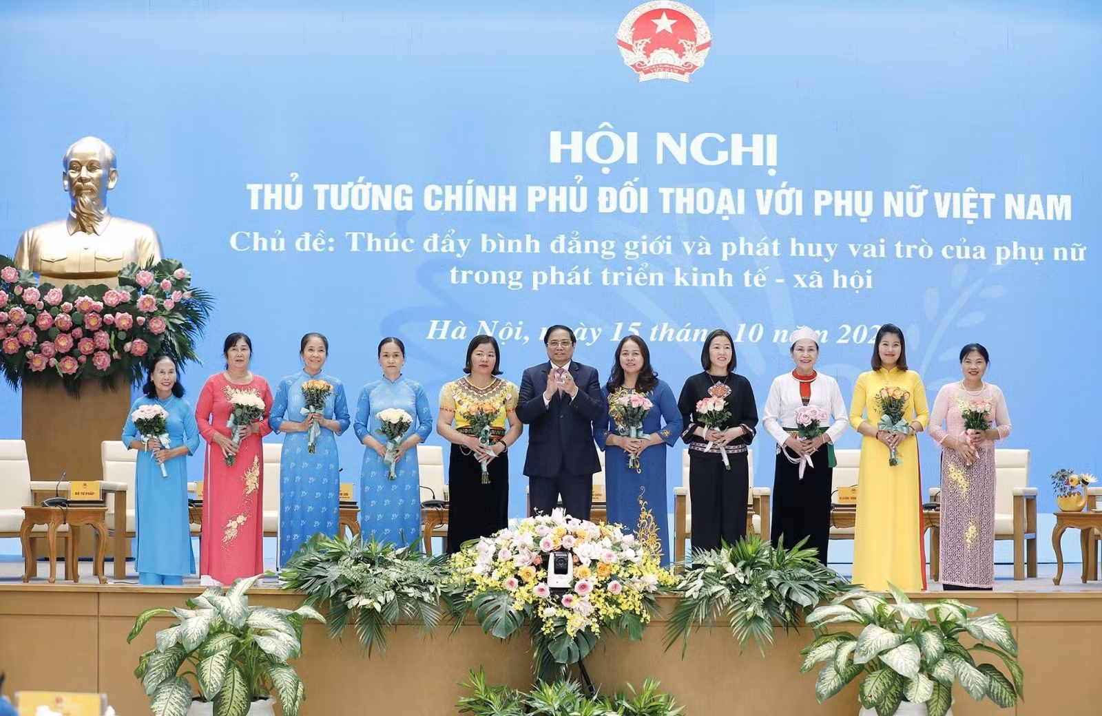 Thủ tướng Phạm Minh Chính tặng hoa phụ nữ khởi nghiệp tiêu biểu tham gia Đề án hỗ trợ phụ nữ khởi nghiệp giai đoạn 2017 - 2025.