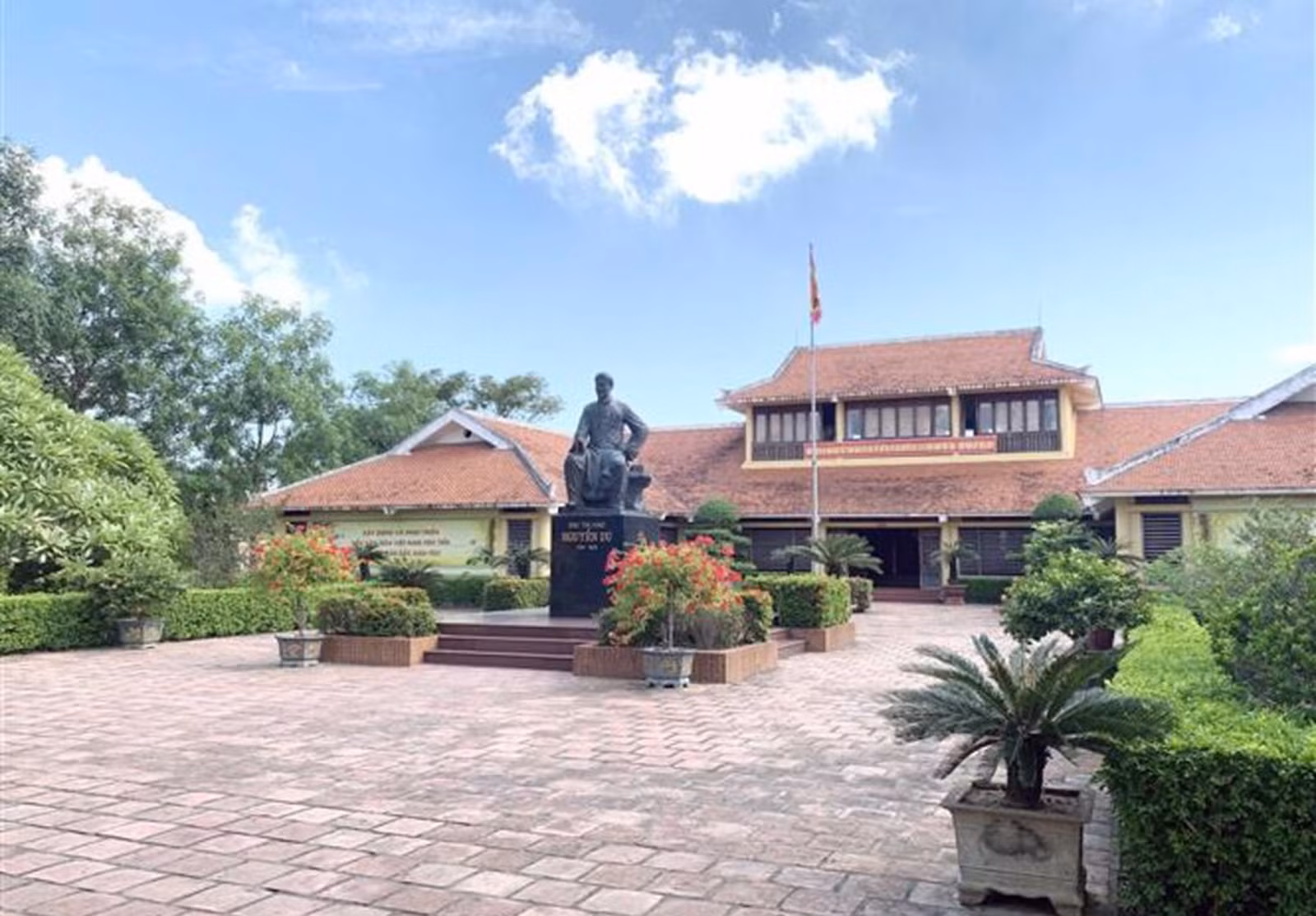 Khu di tích quốc gia đặc biệt Đại thi hào Nguyễn Du nằm ở thị trấn Tiên Điền, huyện Nghi Xuân, tỉnh Hà Tĩnh.