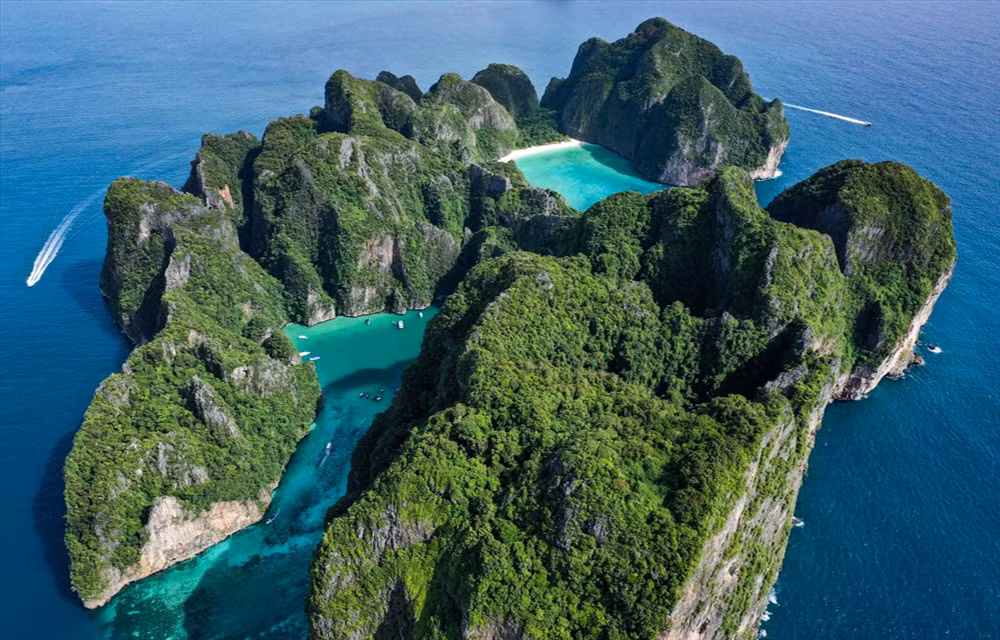 Koh Phi Phi (Thái Lan) từng được lựa chọn là bối cảnh của bộ phim The Beach của Leonardo DiCaprio.