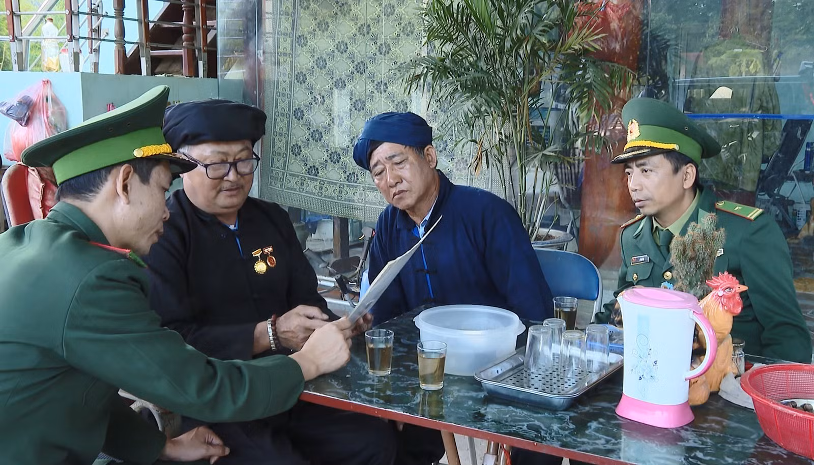 Cán bộ, chiến sĩ Đồn biên phòng A Pa Chải (Bộ đội Biên phòng tỉnh Điện Biên) trao đổi nội dung trước khi trực tiếp đi các bản biên giới tuyên truyền cho bà con.