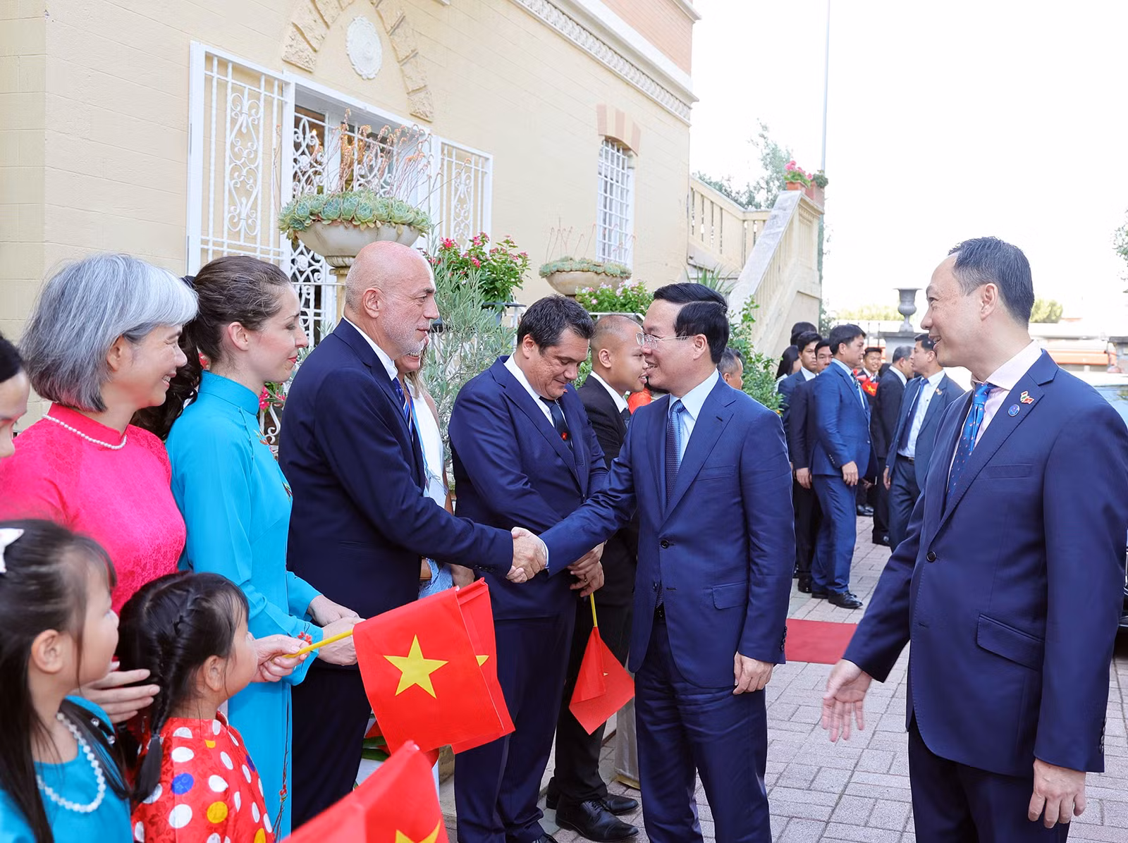 Chủ tịch nước Võ Văn Thưởng gặp gỡ cán bộ, nhân viên Đại sứ quán và đại diện cộng đồng người Việt Nam tại Italy cùng các bạn bè người Italy.