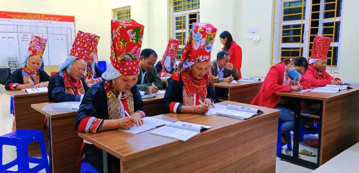 Một lớp học xóa mù chữ cho người Dao Thanh Phán ở huyện Bình Liêu (Quảng Ninh).