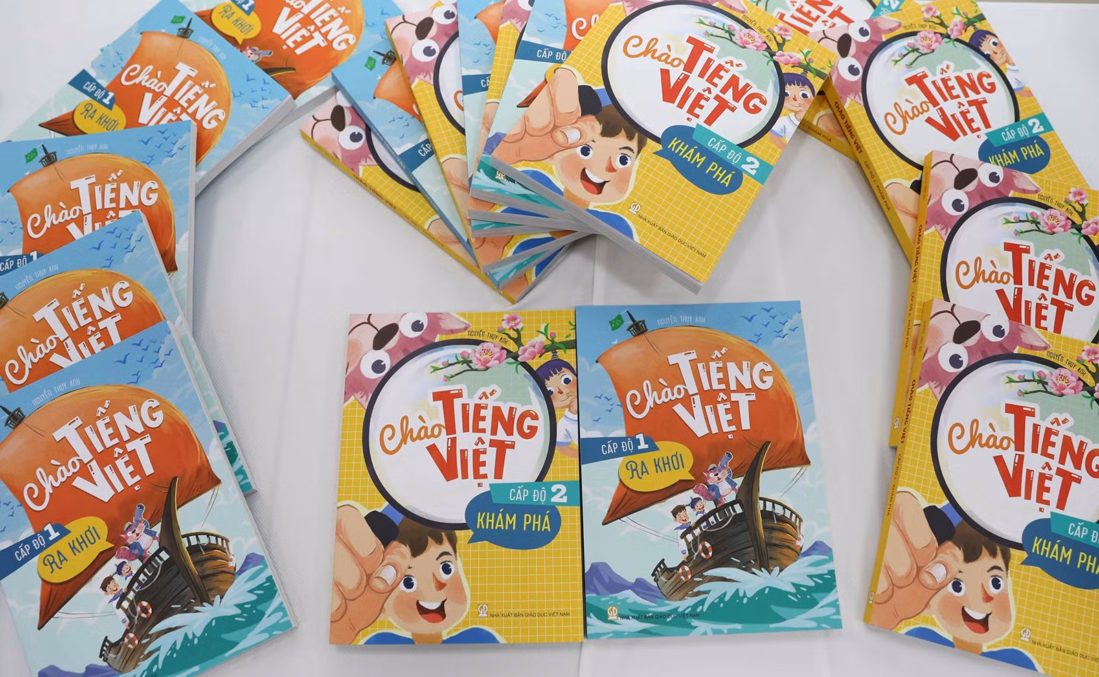 Bộ sách "Chào Tiếng Việt" do tác giả Nguyễn Thụy Anh biên soạn theo Chương trình tiếng Việt cho người Việt Nam ở nước ngoài của Bộ Giáo dục và Đào tạo năm 2018.