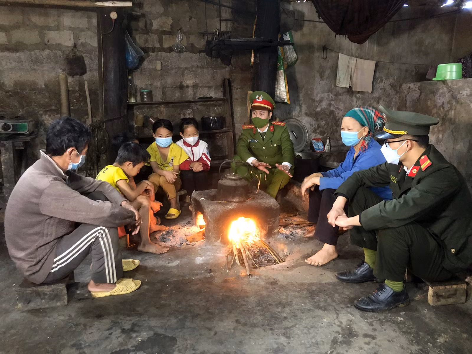 Đội an ninh công an luôn thực hiện "4 cùng" với đồng bào Mông trên địa bàn huyện.