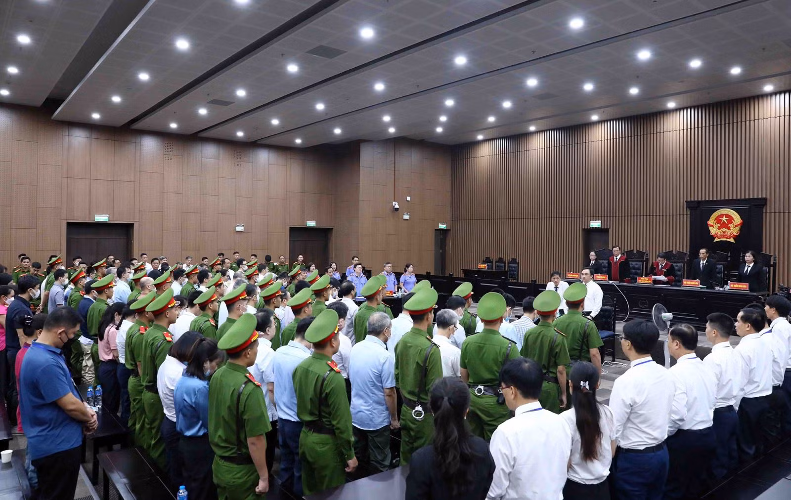 Tòa án nhân dân thành phố Hà Nội tuyên án phạt 54 bị cáo trong vụ án “Chuyến bay giải cứu”.