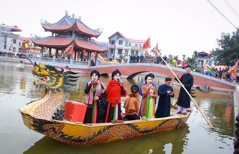 Đến với hội Lim, du khách sẽ được nghe những làn điệu quan họ trên thuyền của các liền anh, liền chị.