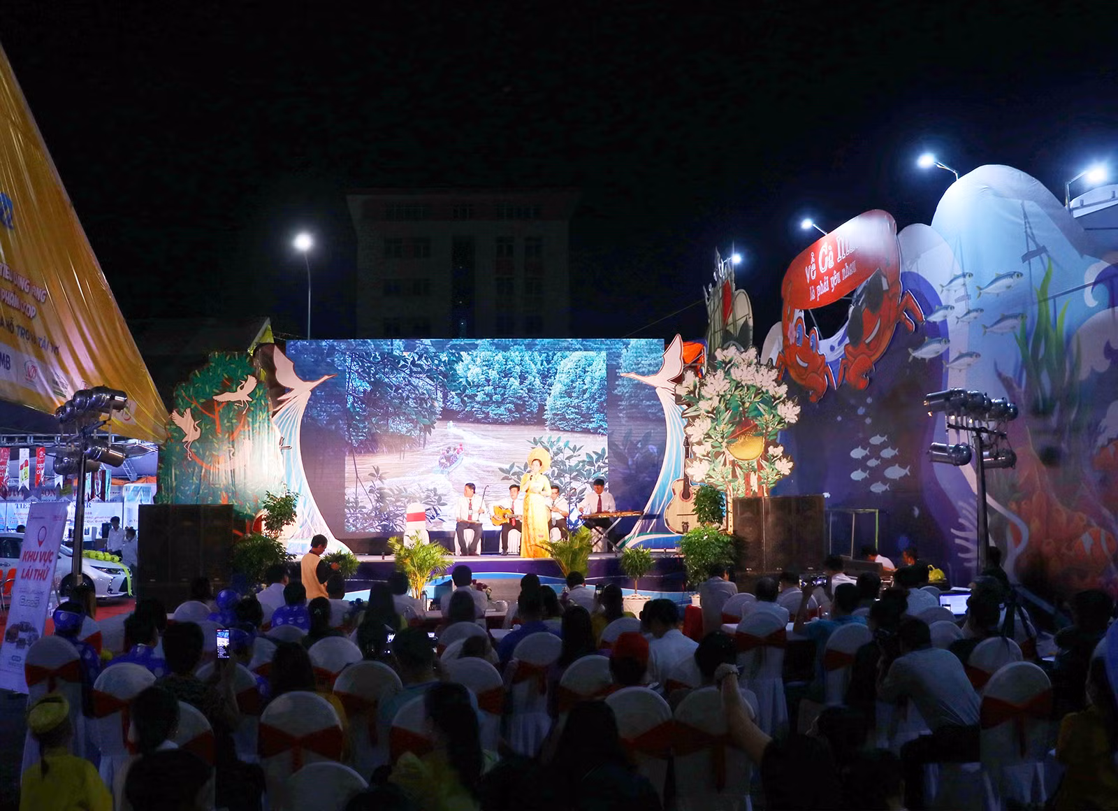Liên hoan nghệ thuật Đờn ca tài tử Nam Bộ lần thứ XVI được tổ chức trong không gian của ngày hội cua Cà Mau - lần thứ I.