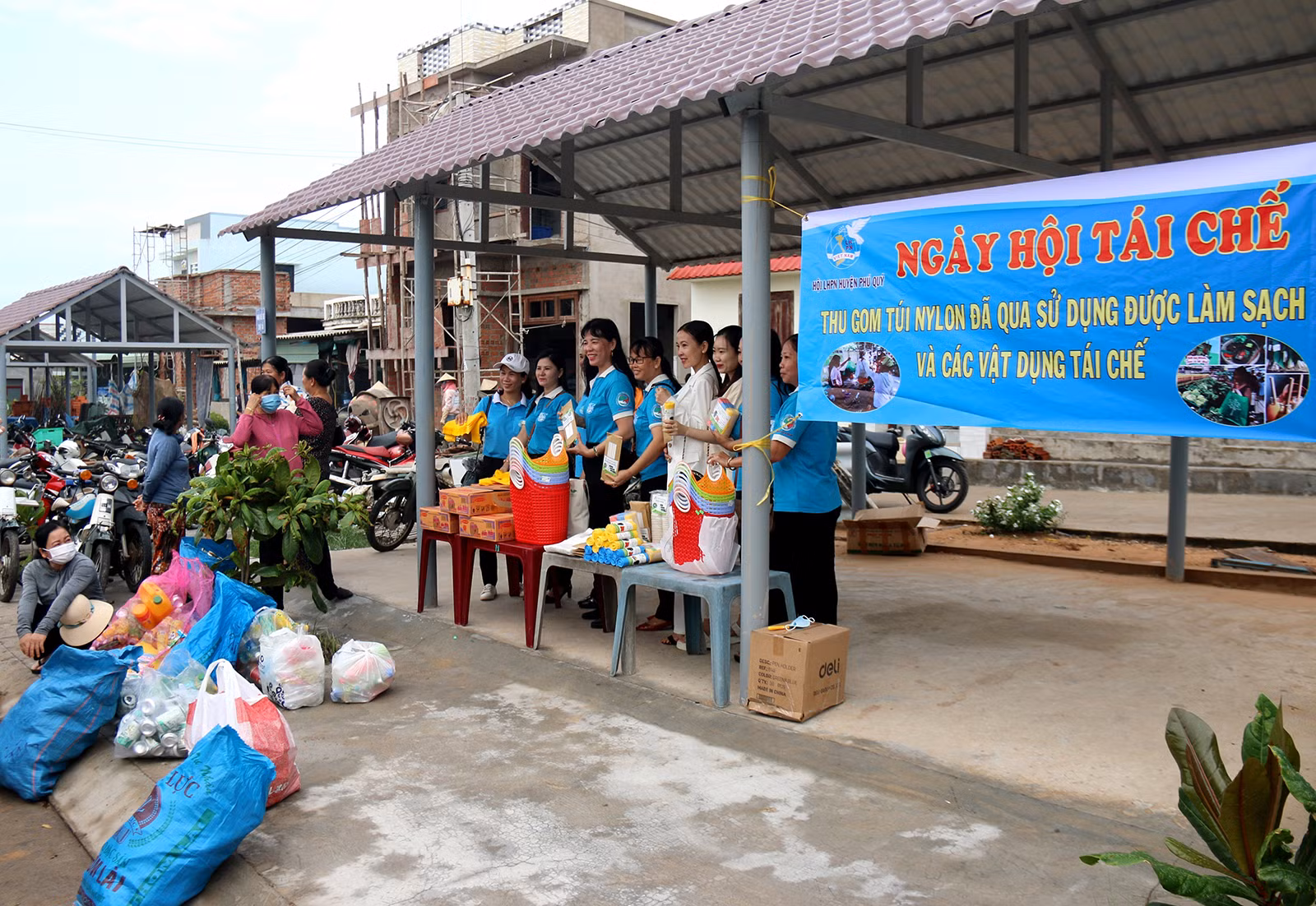Đổi rác thải nhựa lấy quà tặng tại đảo Phú Quý (Bình Thuận).