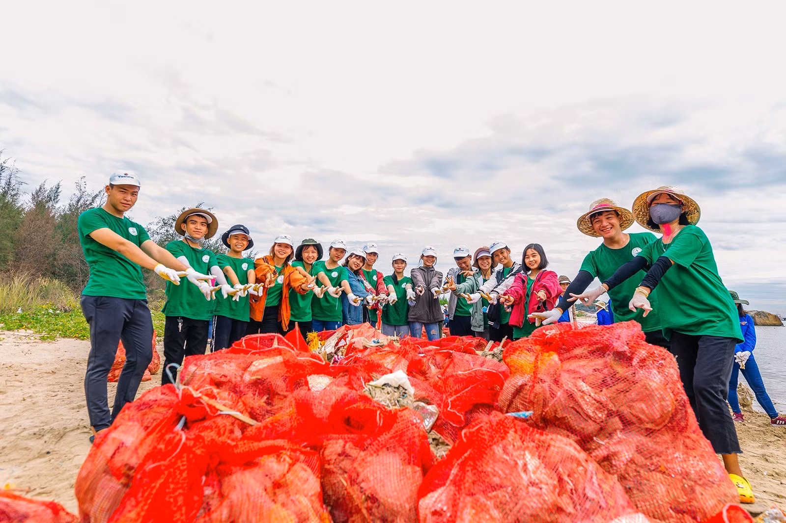Nhóm dự án “Tử tế với Sa Cần” thu gom rác thải nhựa ở cửa biển Sa Cần, xã Bình Thạnh, Bình Sơn, Quảng Ngãi.