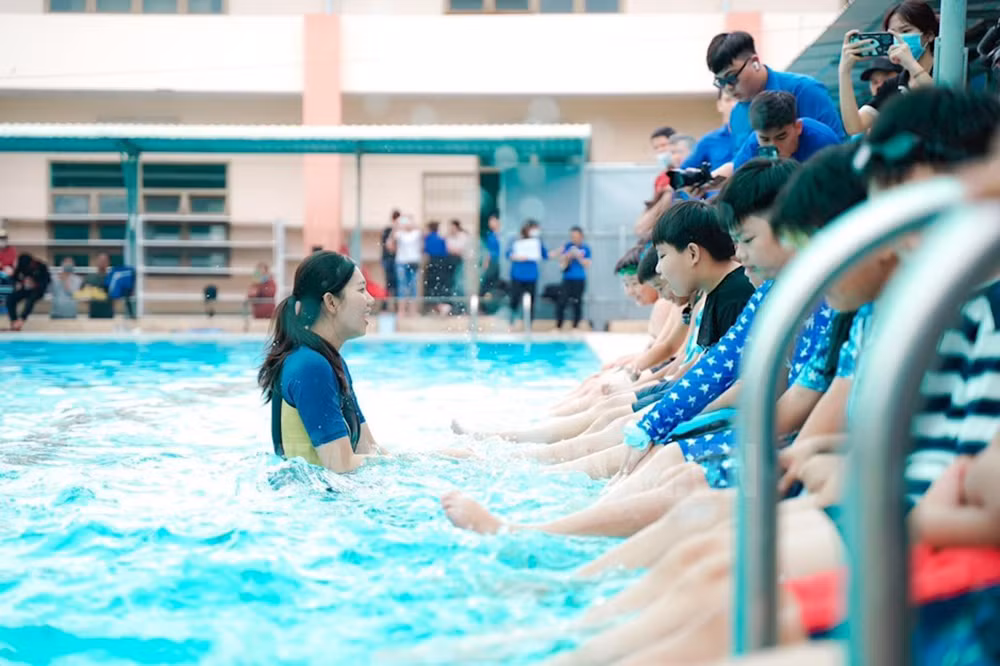 Cựu vận động viên bơi lội Ánh Viên trực tiếp hướng dẫn, tập luyện bơi miễn phí cho các em thiếu nhi có hoàn cảnh khó khăn trên địa bàn huyện Bình Chánh.