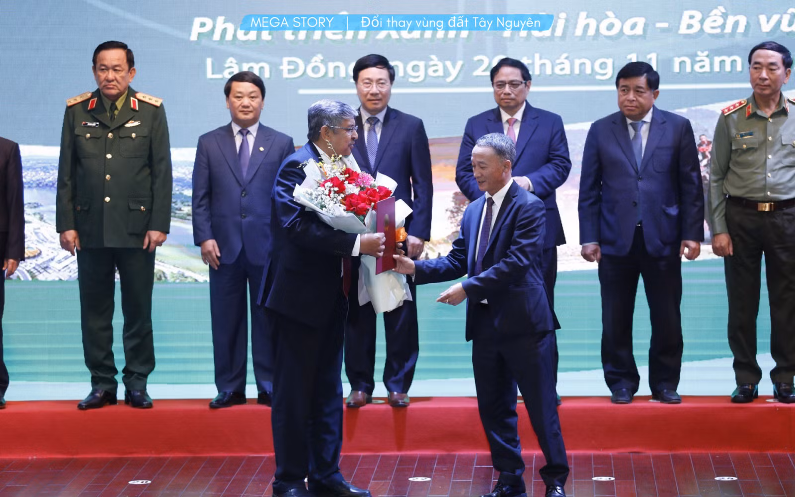 Ông Arghya Mandal - Đại diện HĐQT Tập đoàn TH và ông Trần Văn Hiệp, Chủ tịch UBND tỉnh Lâm Đồng ký kết và trao biên bản ghi nhớ.