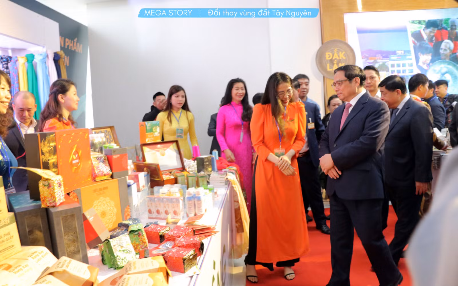 Thủ tướng Chính phủ Phạm Minh Chính thăm các gian hàng trưng bày sản vật địa phương.