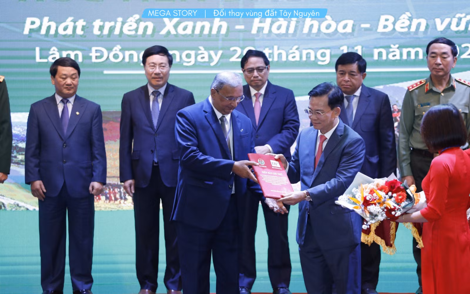 Ông Vijay Kumar Pandey - Đại diện HĐQT Tập đoàn TH và ông Hồ Văn Mười - Chủ tịch UBND tỉnh Đắk Nông trao biên bản ghi nhớ thỏa thuận hợp tác.