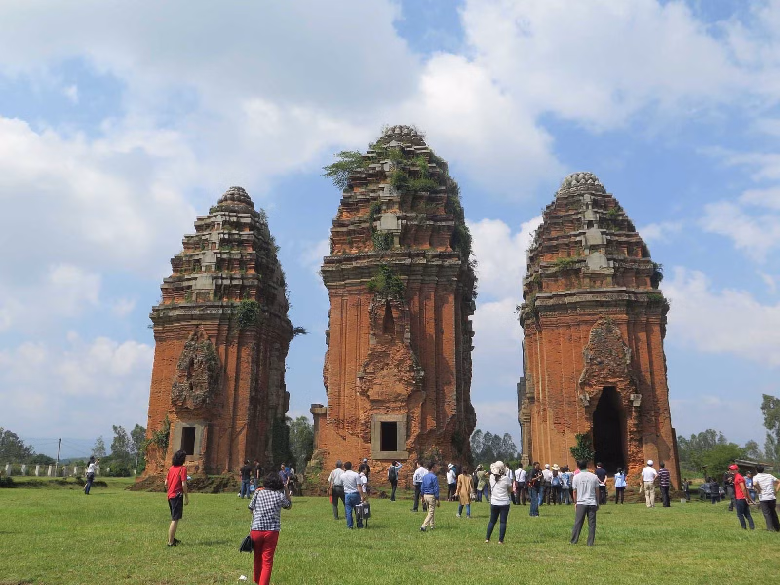 Tháp Dương Long, cụm tháp Champa có chiều cao lớn nhất Đông Nam Á, thuộc xã Bình Hòa, huyện Tây Sơn, tỉnh Bình Định, được biết đến không chỉ ở chiều cao đồ sộ mà còn ở phong cách kiến trúc độc đáo. Đây là một trong những tháp Chăm đẹp và có quy mô lớn nhất Việt Nam.