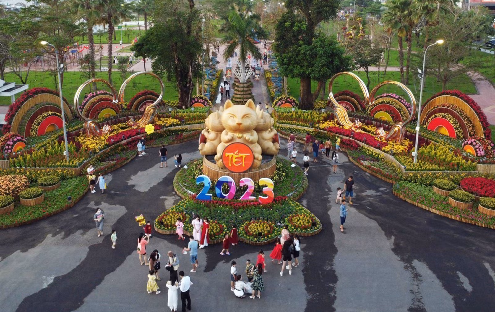 Đường hoa Xuân ở thành phố Tuy Hòa (Phú Yên) có chủ đề chính là “Tết thịnh vượng” với niềm tin đem vận may, phú quý, tài lộc.