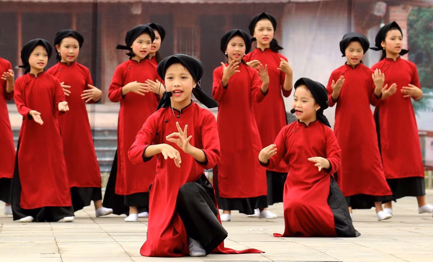 Trình diễn Hát Xoan ba thế hệ tại Sân khấu công viên Văn Lang, thành phố Việt Trì (Phú Thọ).