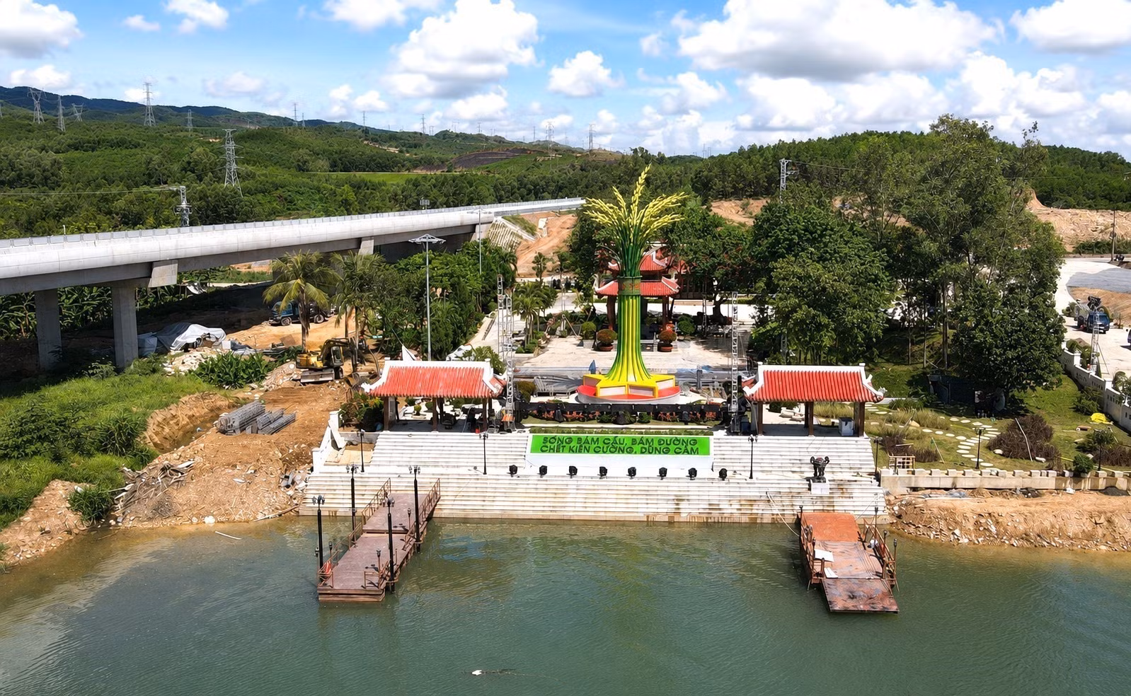 Hình tượng 16 bông lúa trên Đài tưởng niệm Bến phà II Long Đại là biểu tượng tri ân 16 thanh niên xung phong Đại đội C130 quê Hưng Yên đã anh dũng hy sinh tại "tọa độ lửa" Long Đại, góp phần bảo vệ mạch máu giao thông trên tuyến Trường Sơn.