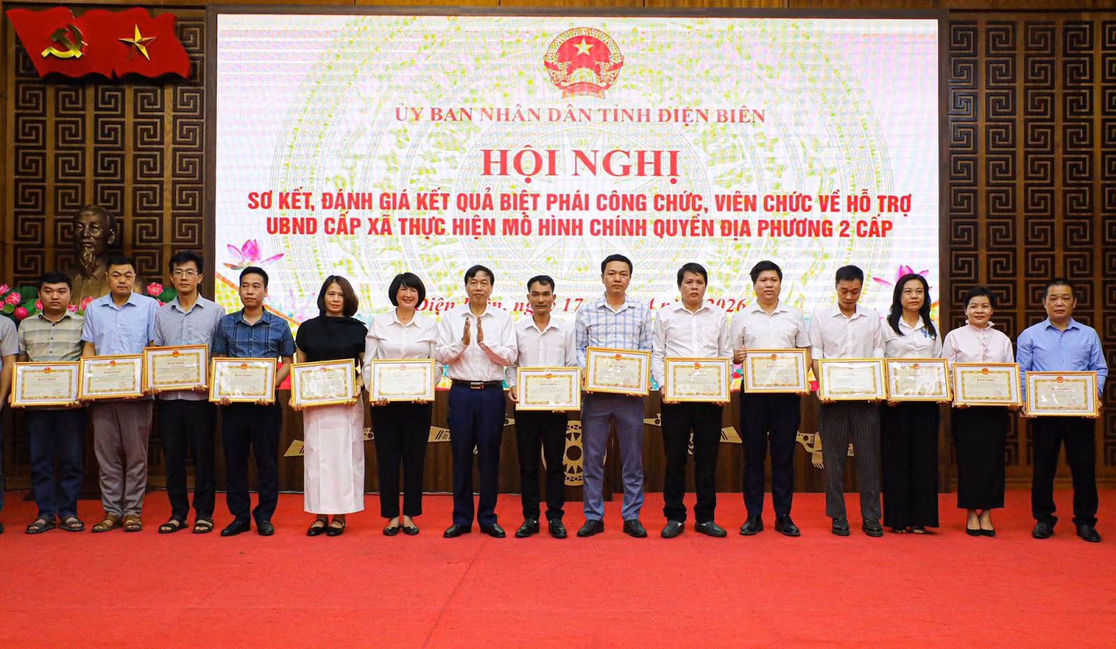UBND tỉnh Điện Biên tặng Bằng Khen cho 36 cá nhân có thành tích xuất sắc trong thời gian biệt phái công tác tại UBND các xã, phường.