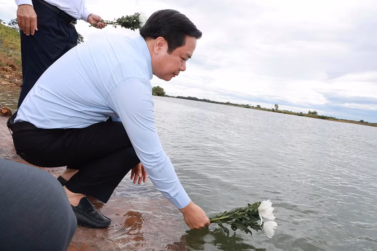 Ông Phạm Quang Ngọc, Bí thư Tỉnh ủy Hưng Yên thả hoa xuống dòng sông Long Đại, tri ân 16 thanh niên xung phong đã hi sinh tại bến phà Long Đại II.