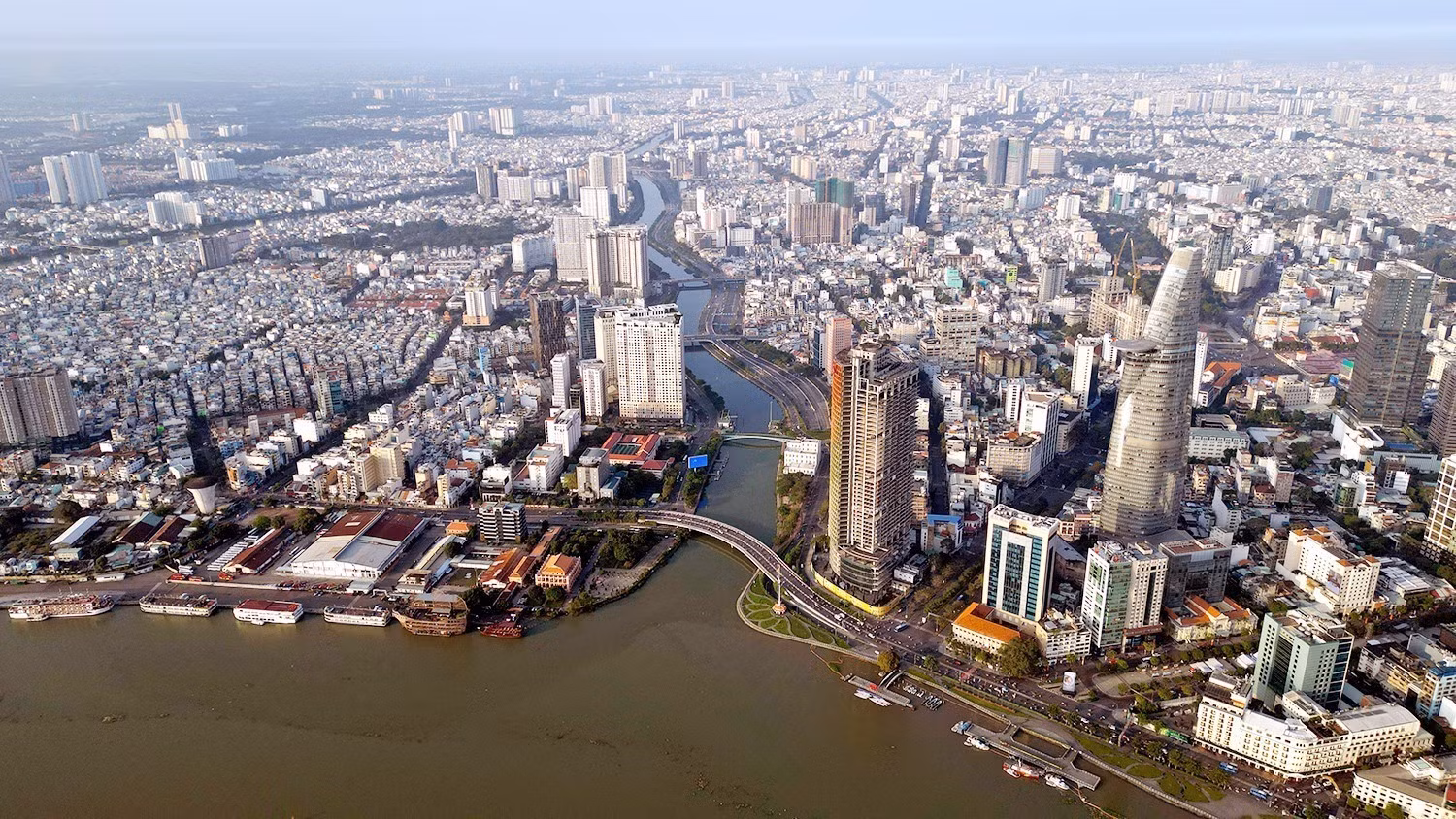 Một góc Thành phố Hồ Chí Minh bên sông Sài Gòn, khu vực bến nhà Rồng.