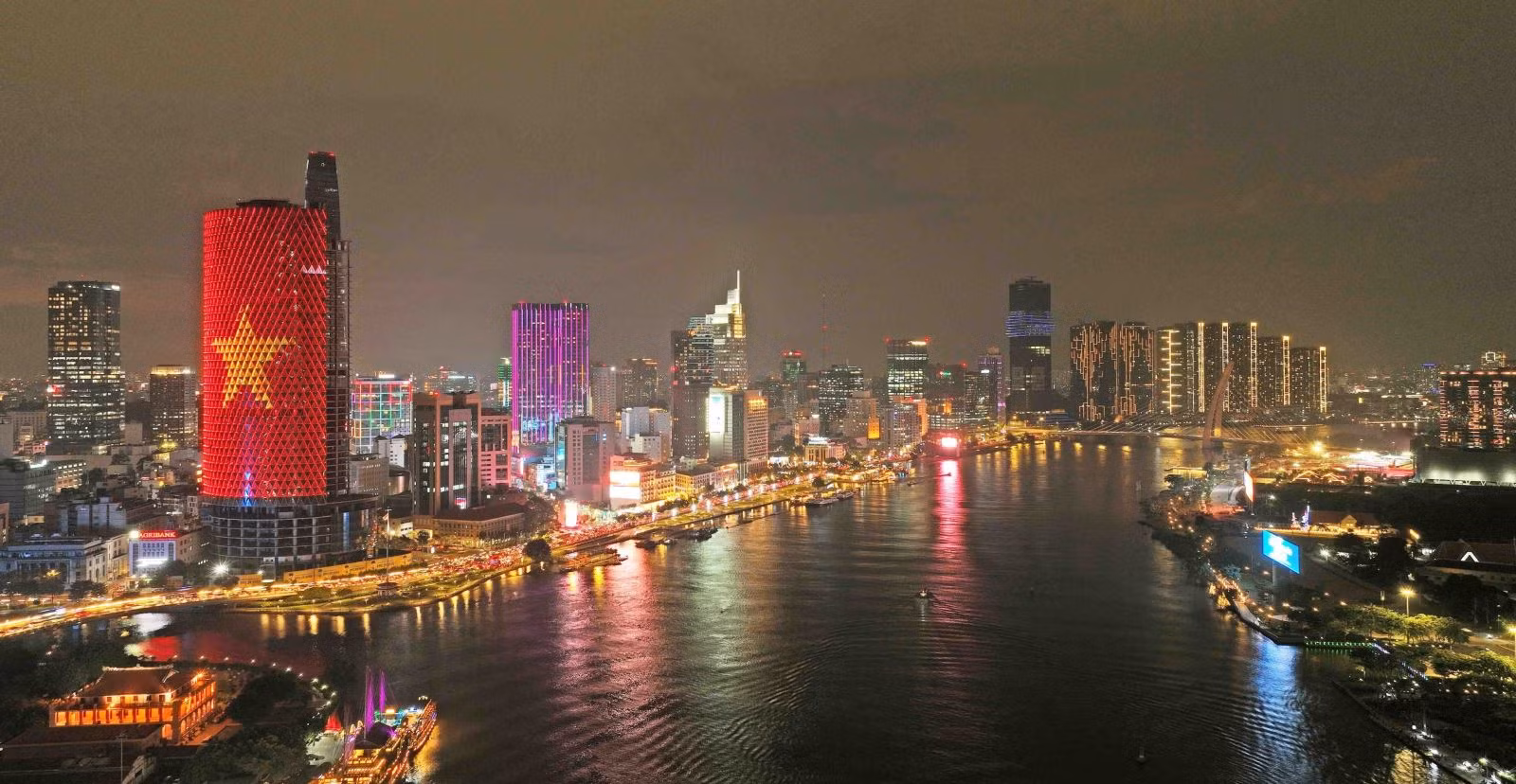 Đêm Thành phố Hồ Chí Minh bên sông Sài Gòn.