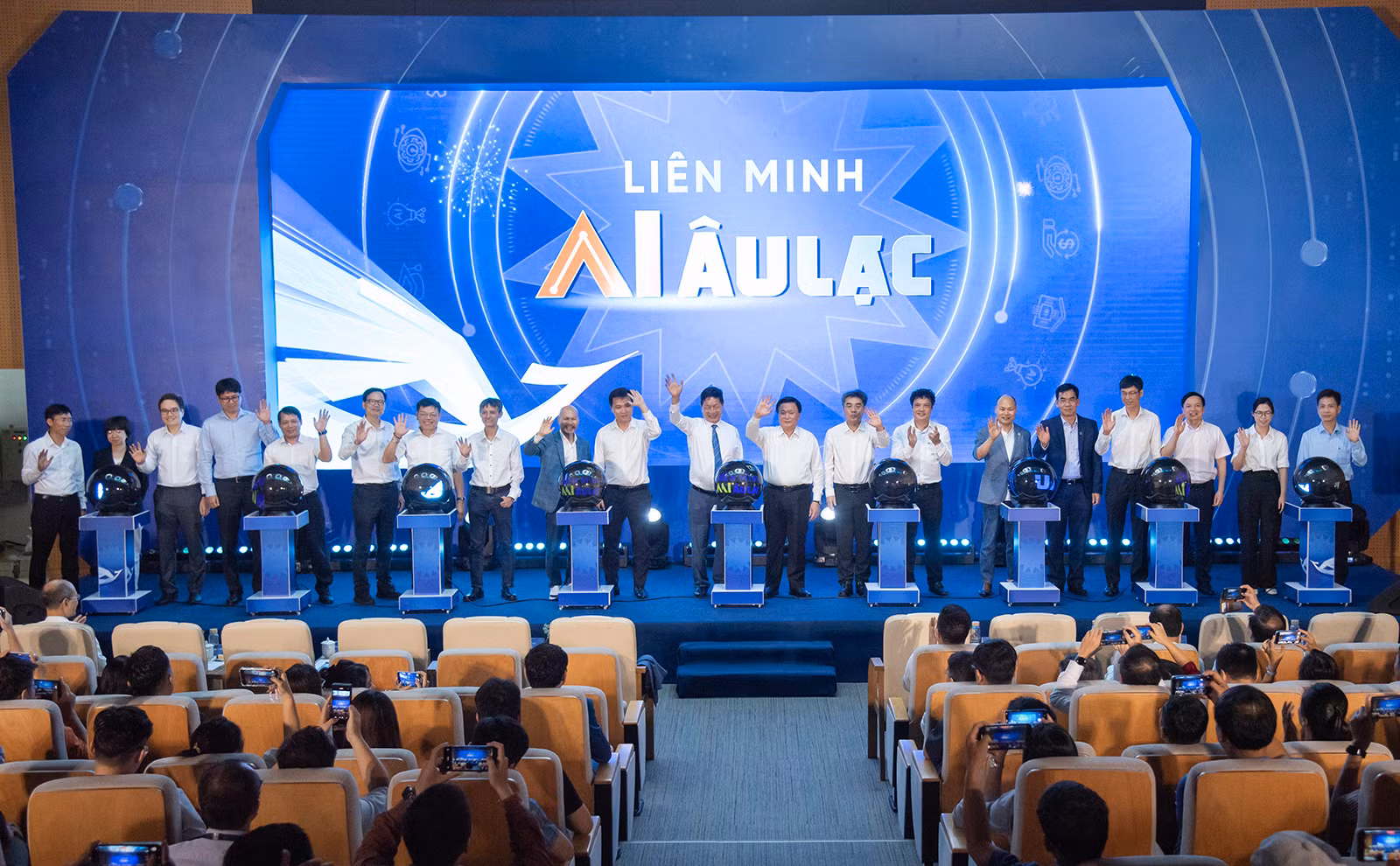 Hơn 20 thành viên đầu tiên của Liên minh AI Âu Lạc tại lễ ra mắt.