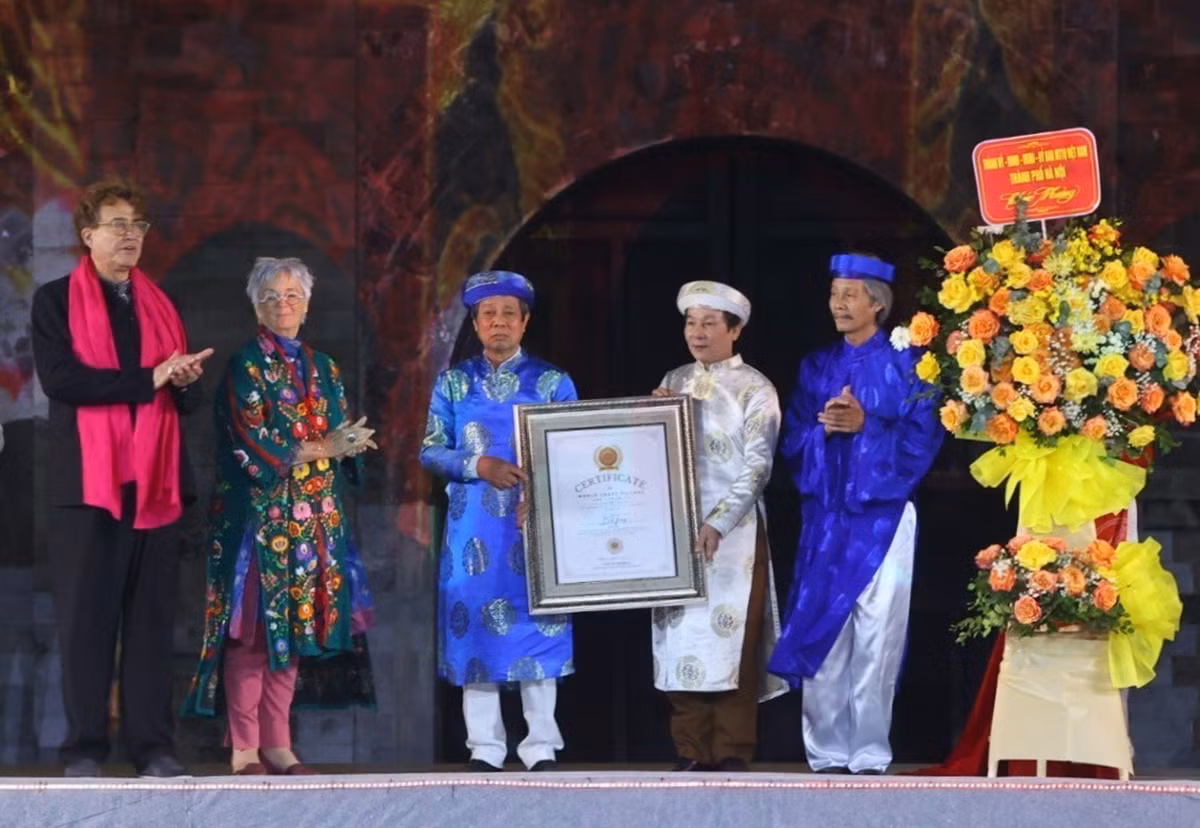 Ông Saad al-Qaddumi, Chủ tịch Hội đồng Thủ công Thế giới trao chứng nhận Làng nghề gốm sứ Bát Tràng là thành viên Mạng lưới các thành phố Thủ công sáng tạo thế giới.