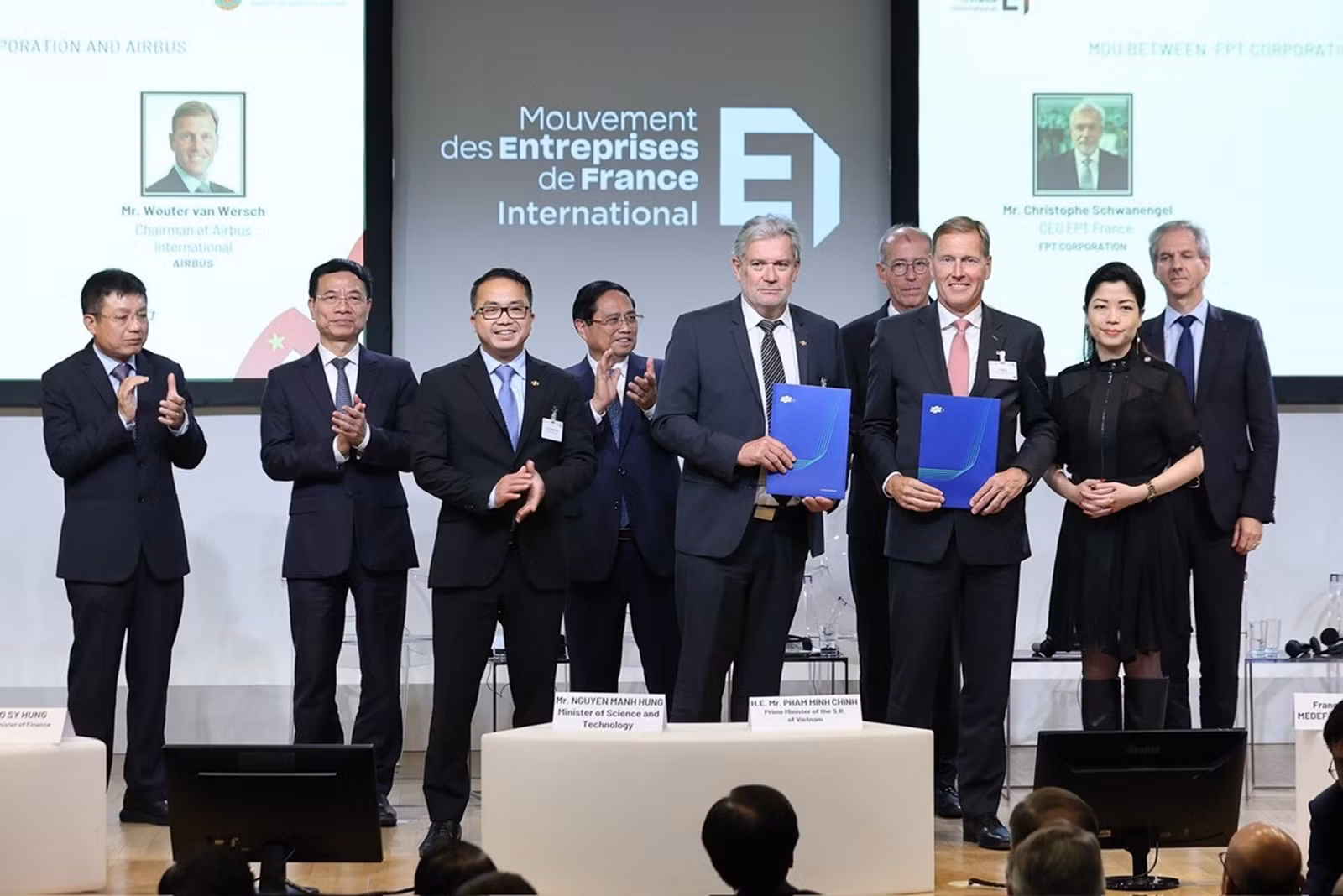 Thủ tướng Chính phủ Phạm Minh Chính chứng kiến FPT và Airbus thắt chặt mối quan hệ hợp tác với thỏa thuận dịch vụ chính (MSA) công nhận FPT là Đối tác Công nghệ Chiến lược Toàn cầu của tập đoàn hàng không vũ trụ hàng đầu thế giới này.