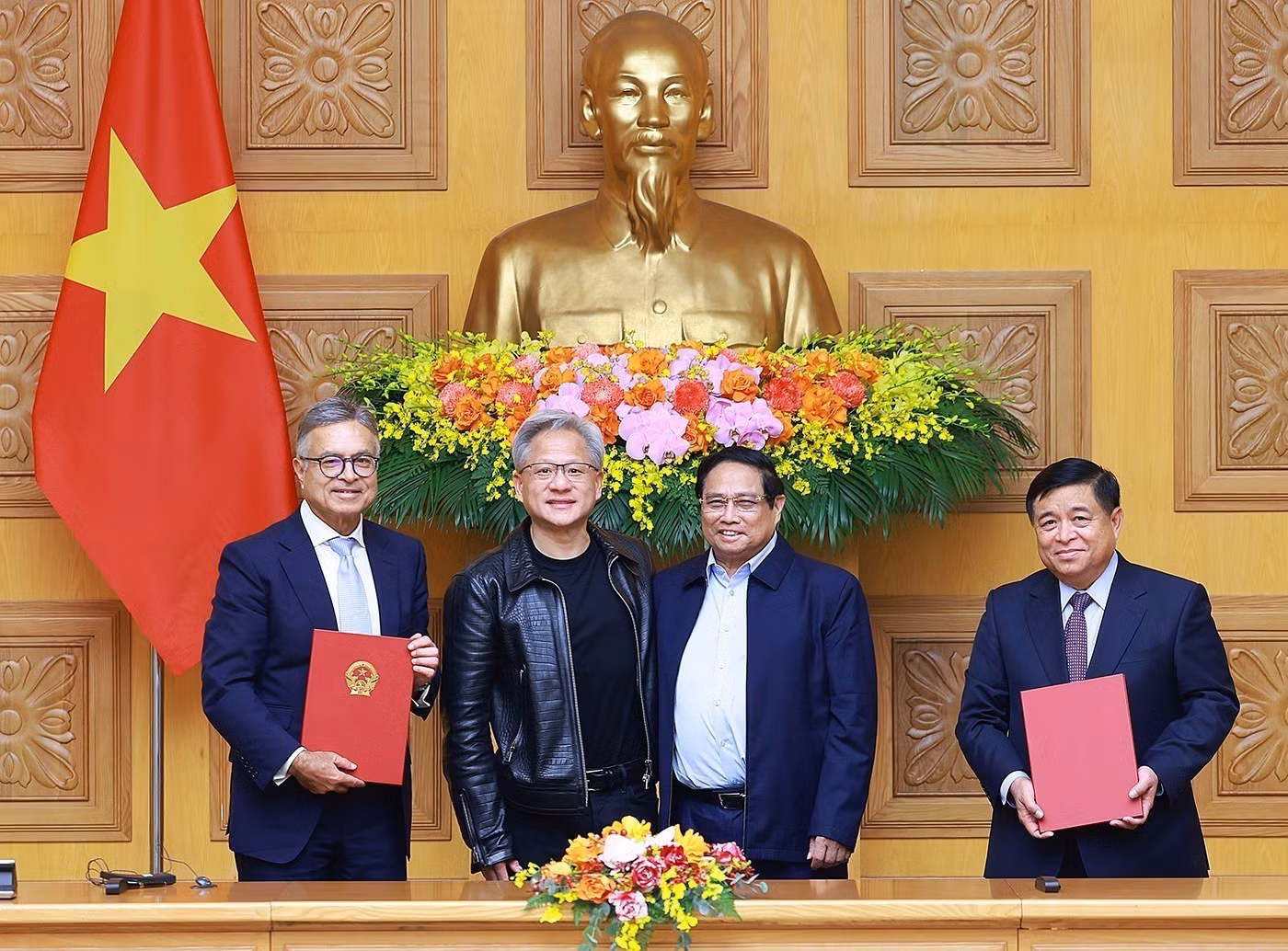 Thủ tướng Phạm Minh Chính và ông Jensen Huang, Nhà sáng lập kiêm Giám đốc điều hành Tập đoàn NVIDIA (Hoa Kỳ) chứng kiến Lễ ký Thỏa thuận hợp tác giữa Chính phủ Việt Nam và Tập đoàn NVIDIA về nghiên cứu và phát triển trí tuệ nhân tạo.