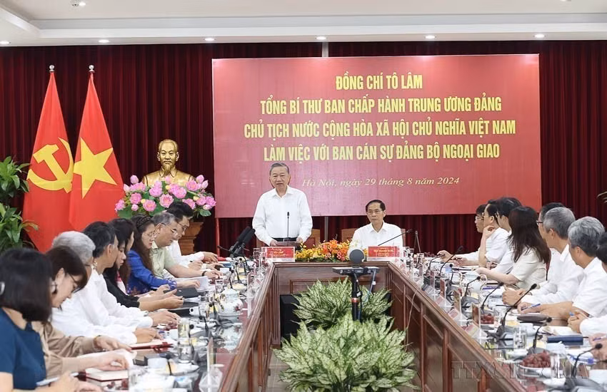 Tổng Bí thư, Chủ tịch nước Tô Lâm làm việc với Ban cán sự Đảng Bộ Ngoại giao về triển khai đường lối đối ngoại Đại hội XIII của Đảng và phát triển ngành ngoại giao (Hà Nội, 29/8/2024).