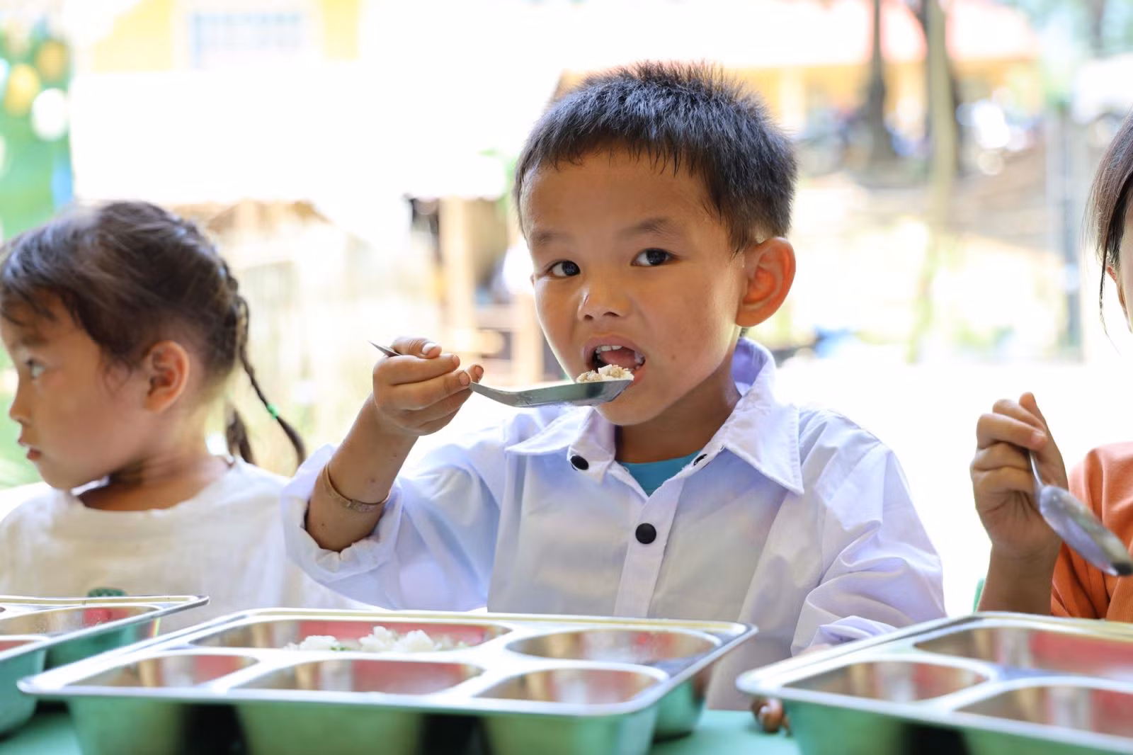 Bữa ăn học đường đảm bảo dinh dưỡng có vai trò quan trọng trong việc phát triển thể chất, tầm vóc trẻ em. (Ảnh: PV/Vietnam+)