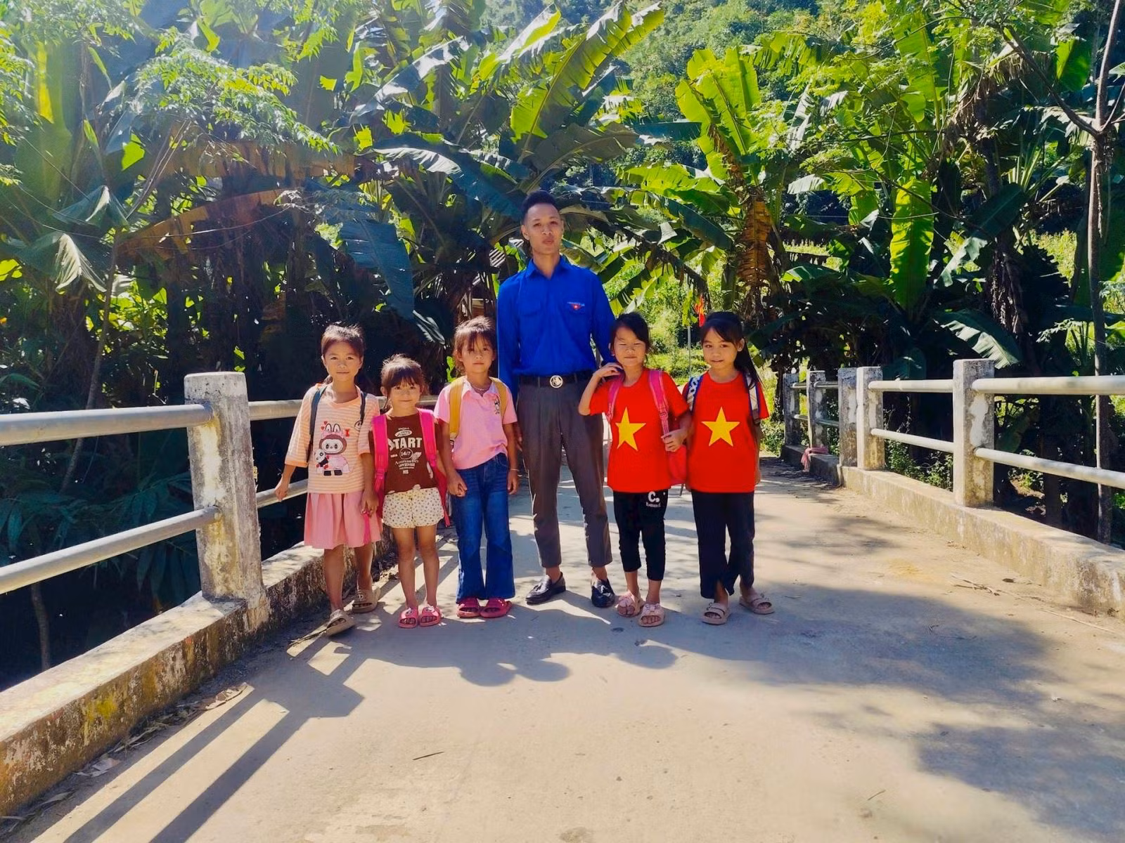 Có cầu Vì Tầm Vóc Việt 3, trẻ em địa phương không lo phải nghỉ học vào những ngày mưa bão.