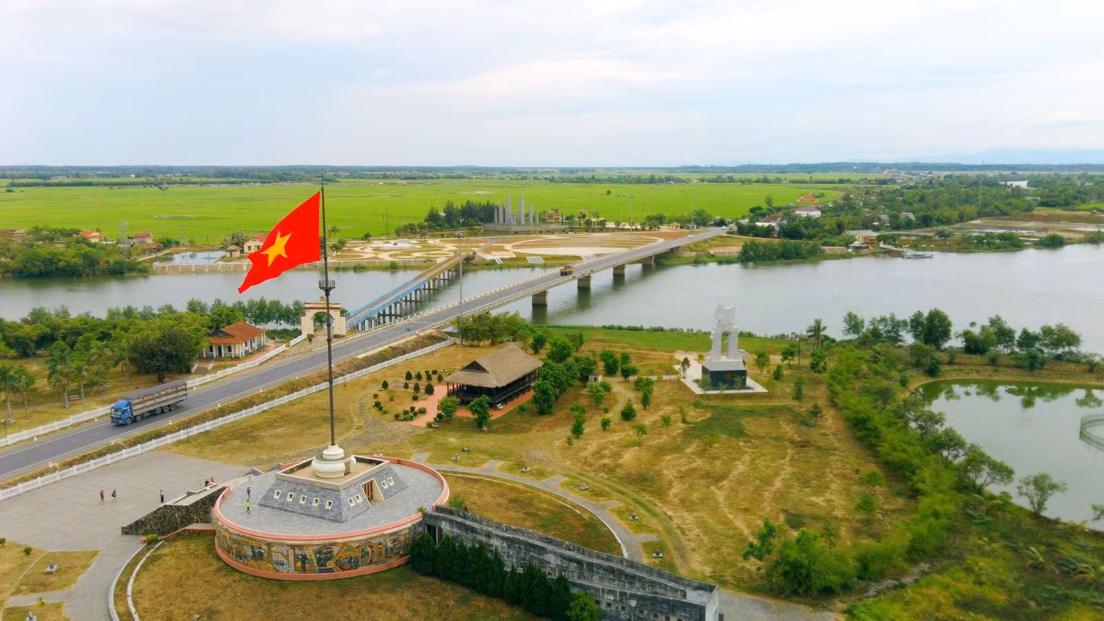 Toàn cảnh cụm Di tích Quốc gia đặc biệt Ðôi bờ Hiền Lương - Bến Hải.