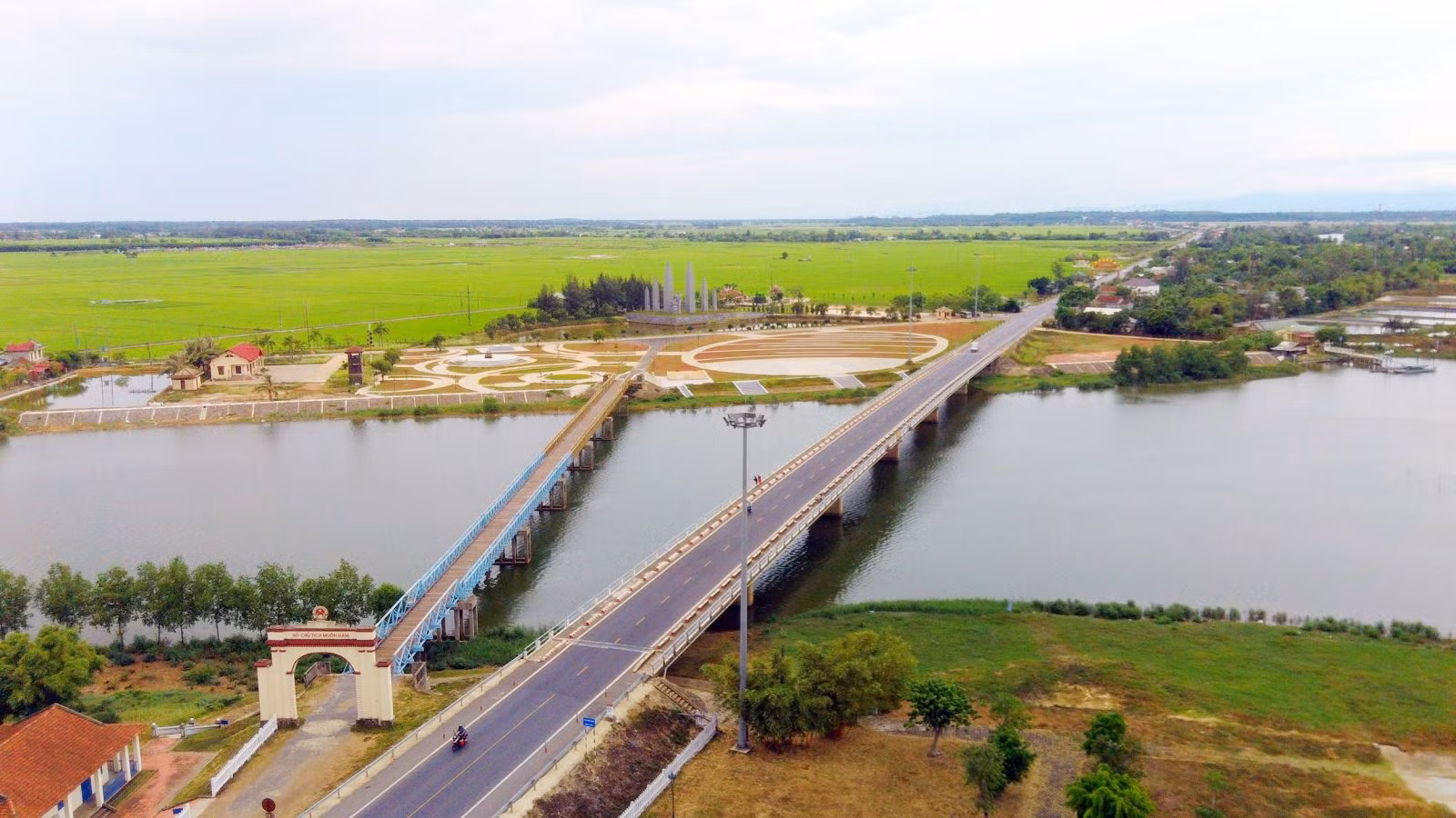 Cầu Hiền Lương cũ và mới bắc qua dòng sông Bến Hải.