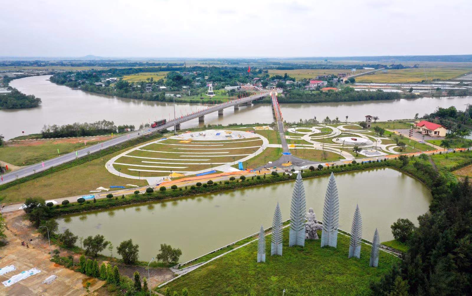 Cụm Di tích lịch sử Quốc gia đặc biệt Ðôi bờ Hiền Lương - Bến Hải (nhìn từ hướng Nam - Bắc).