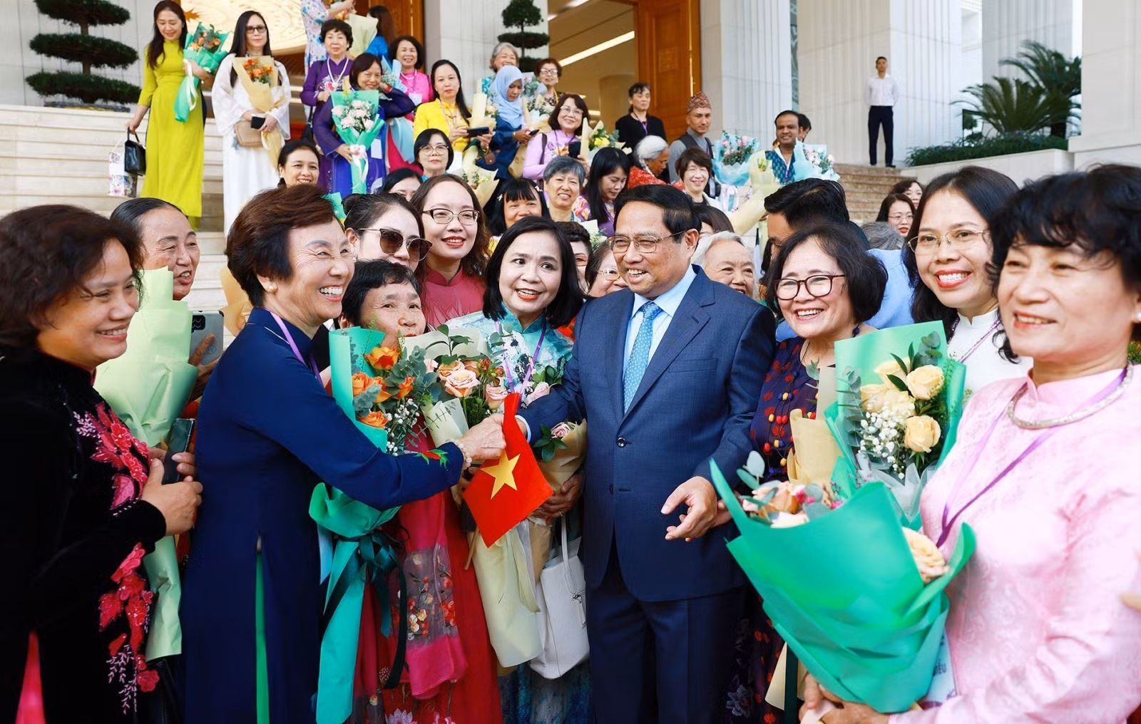 Thủ tướng Phạm Minh Chính với các nhà khoa học và kỹ sư nữ khu vực châu Á - Thái Bình Dương năm 2024.