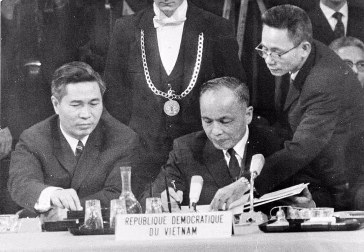 Năm 1973, ngoại giao Việt Nam đã thành công với việc ký Hiệp định Paris về chấm dứt chiến tranh, lập lại hòa bình tại Việt Nam. (Trong ảnh: Phó Thủ tướng, Bộ trưởng Ngoại giao Nguyễn Duy Trinh ký Hiệp định Paris).
