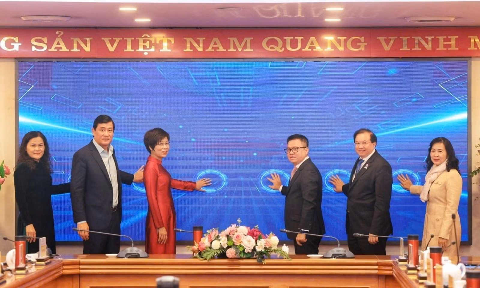 Thông tấn xã Việt Nam phối hợp với Tập đoàn Công nghiệp - Viễn thông Quân đội (Viettel) tổ chức Lễ phát động Giải thưởng ảnh, video clip "Công nghệ từ trái tim" (Technology with heart) lần thứ 2.