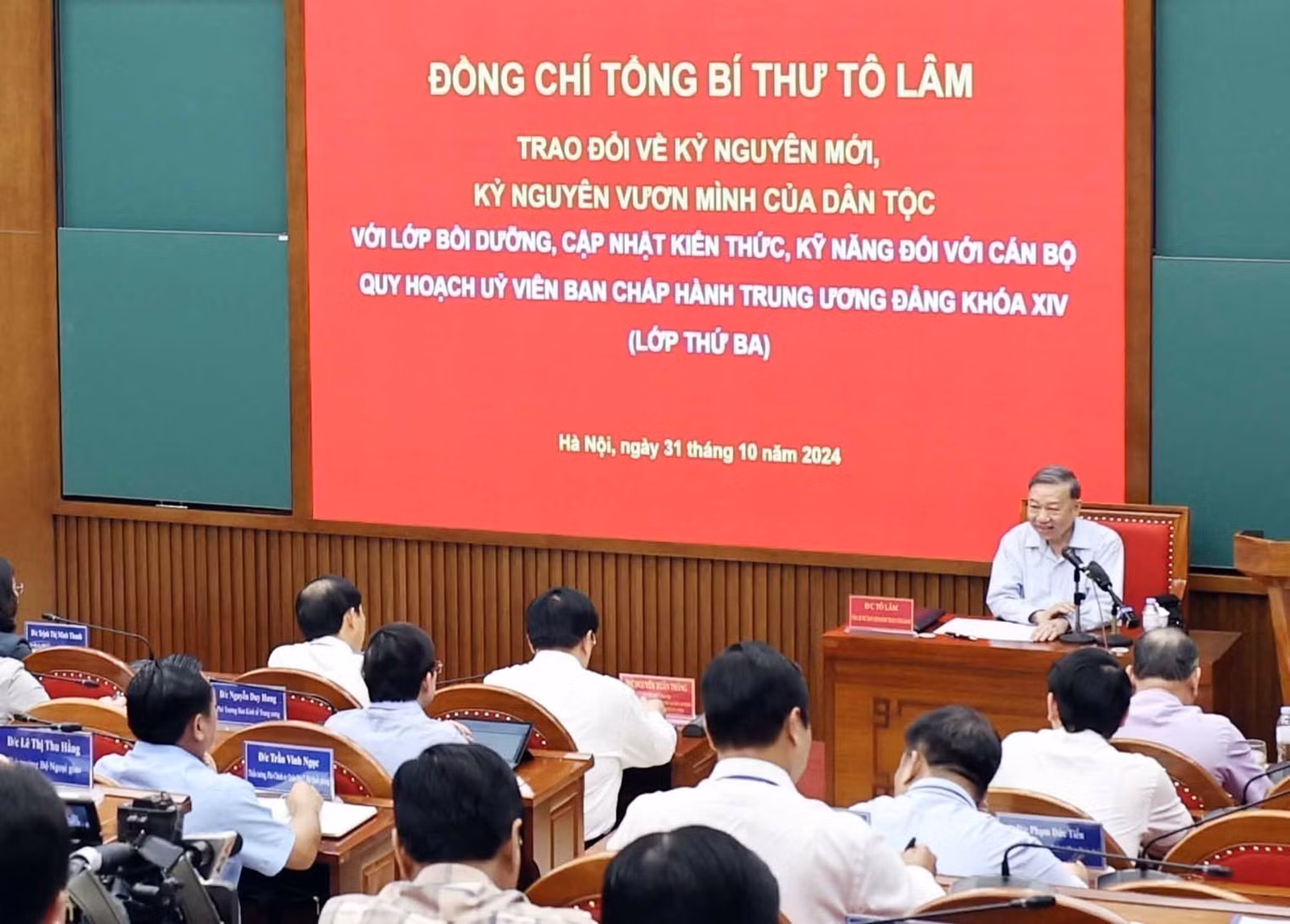Chiều 31/10/2024, tại Học viện Chính trị Quốc gia Hồ Chí Minh, Tổng Bí thư Tô Lâm trao đổi một số nội dung về kỷ nguyên mới, kỷ nguyên vươn mình của dân tộc với các học viên Lớp bồi dưỡng, cập nhật kiến thức, kỹ năng đối với cán bộ quy hoạch Ủy viên Ban chấp hành Trung ương Đảng khóa XIV (Lớp 3).