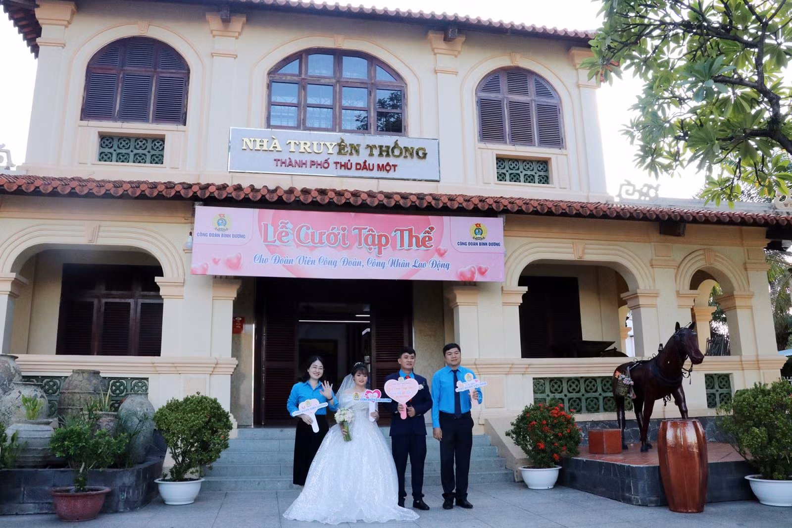 Nhà việc Phú Cường - biểu tượng quyền lực một thời của chính quyền cũ tại Thủ Dầu Một, nơi lá cờ Mặt trận Dân tộc Giải phóng miền Nam Việt Nam được bà Nguyễn Thị Một cắm trong ngày giải phóng 30/4/1975. Hôm nay, thế hệ trẻ cùng nhau viết tiếp những trang mới, dựng xây tổ ấm tại Bình Dương từ dấu son lịch sử.