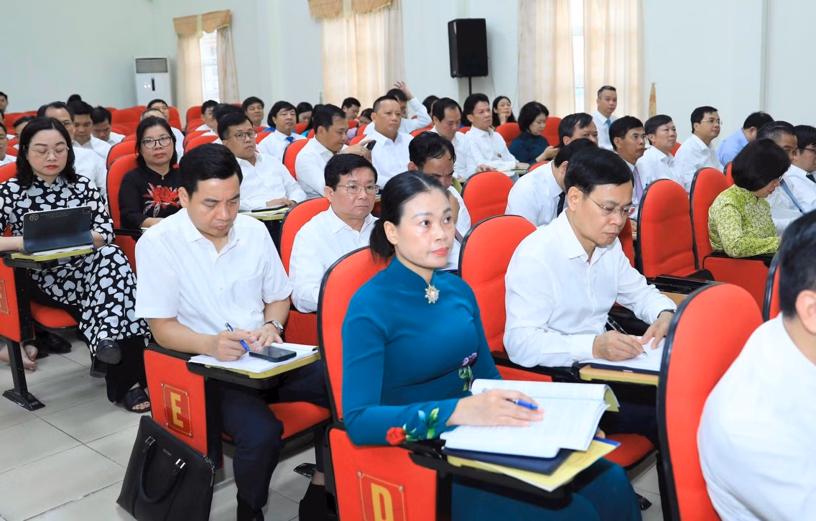Hà Nội sẽ đánh giá cán bộ dựa trên dữ liệu số được triển khai thông qua hệ thống OKRs, KPIs và các công cụ công nghệ hiện đại, bảo đảm khách quan, công bằng, hạn chế yếu tố cảm tính.