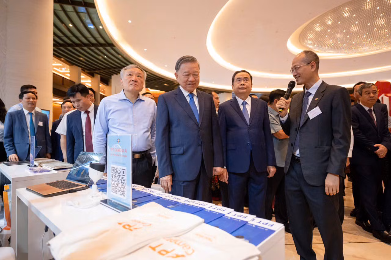 Tổng Bí thư Tô Lâm và các đại biểu tham quan triển lãm "Những thành tựu trong xây dựng và thực thi pháp luật" và "Những thành tựu trong phát triển kinh tế tư nhân và các gian hàng trưng bày sản phẩm của các doanh nghiệp tư nhân.