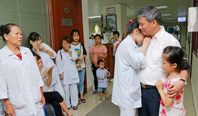 Các bệnh nhân xúc động chia tay GS Trí.