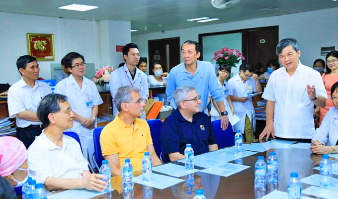 GS Nguyễn Anh Trí đang trao đổi chuyên môn với các chuyên gia quốc tế tại Khoa Ghép tế bào gốc.