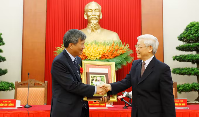 Tổng bí thư Nguyễn Phú Trọng trao thư khen nhân dịp GS Nguyễn Anh Trí được nhận Giải thưởng Vinh quang Việt Nam- 2017 (đây là lần thứ 2 GS Trí được nhận Giải thưởng này).