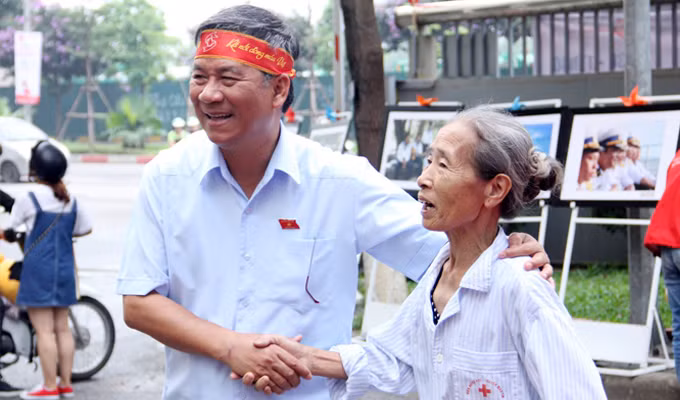 GS Nguyễn Anh Trí với một bệnh nhân của mình.