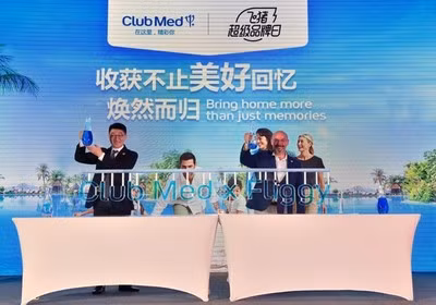 (Trong ảnh, bên phải) ông Gino, CEO Club Med Trung Quốc đại lục, Hồng Kông, Macau và ông Guo, Tổng giám đốc mảng kinh doanh quốc tế của Fliggy (bên trái).