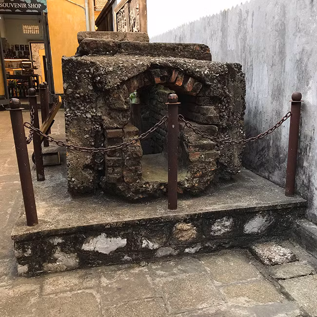 Cửa cống ngầm hiện nay tại Di tích nhà tù Hỏa Lò.