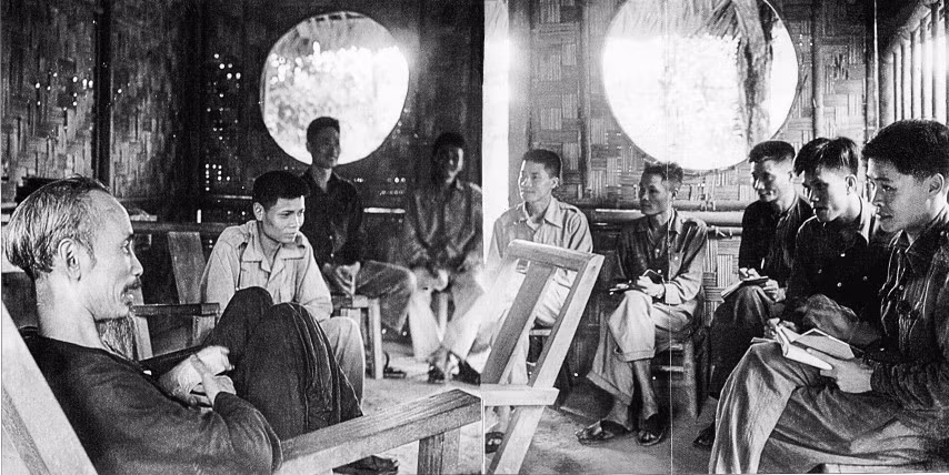 Chủ tịch Hồ Chí Minh trong cuộc làm việc tại Báo Sự thật khoảng năm 1947 - 1951. Nhà báo Quang Đạm ngồi ngoài cùng bên phải.
