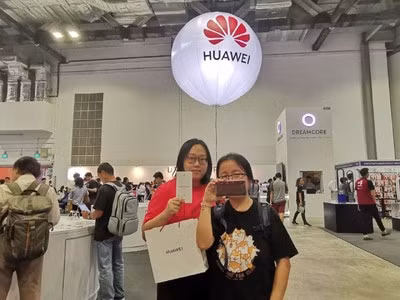 Cô Wei Ling (bên phải), người cầm Huawei Mate 10, đã khuyến cáo bạn bè của mình, trong đó có cô Miao Hui (bên trái) nên mua một chiếc điện thoại thông minh Huawei do chất lượng tốt.